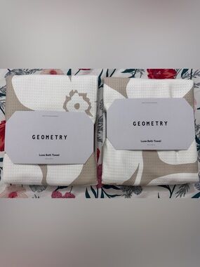 NEW Geometry Luxe Bath Towel Set of Two in Big Tan Flowers Lightweight Oversized